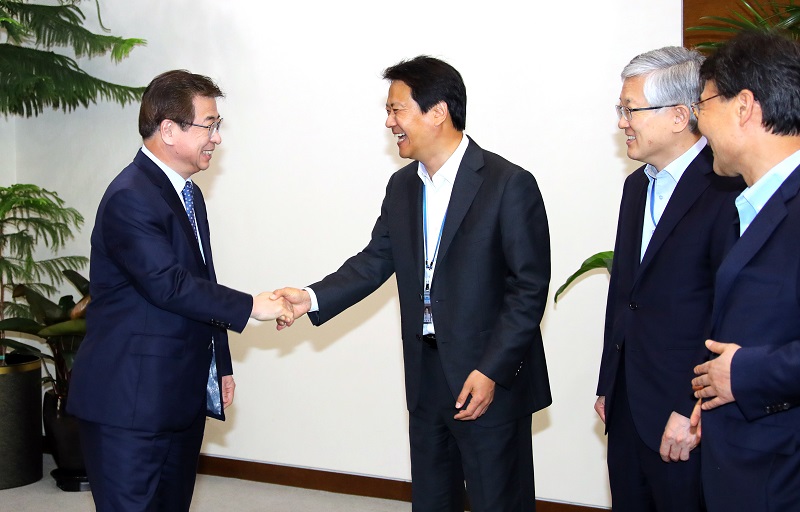 ▲임종석 비서실장(왼쪽 두 번째)과 서훈 국정원장이 3일 오후 청와대 여민관에서 열린 남북정상이 합의한 '4.27 판문점 선언'의 이행을 위한 추진위원회 첫 회의에서 만나 악수하고 있다.(연합뉴스)