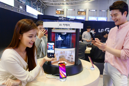 ▲4일 LG전자 모델이 서울 용산역에 설치된 ‘LG G7 씽큐 스퀘어’에서 LG G7 씽큐를 소개하고 있다.  (사진제공=LG전자)