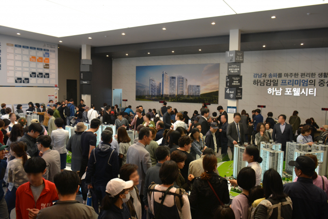 ▲하남 포웰시티 견본주택을 찾은 방문객들이 내부를 둘러보고 있다(사진=현대건설)