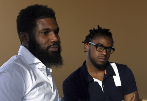 ▲스타벅스로부터 인종차별 피해를 당했던 두 흑인 청년사업가 레이션 넬슨(왼쪽)과 돈테 로빈슨. AP연합뉴스
