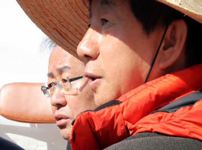 ▲자유한국당 홍준표 대표가 4일 오전 '드루킹'특검을 요구하며 국회 본청 앞에서 단식농성 중인 김성태 원내대표를 찾아와 얘기하고 있다. 2018.5.4(연합뉴스)