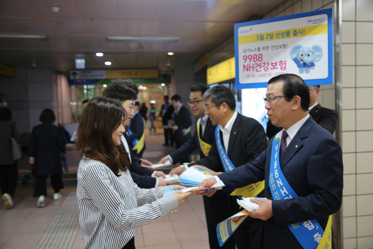▲서기봉 NH농협생명 대표이사(오른쪽)가 ‘9988NH건강보험’ 알리기 가두 캠페인을 진행하고 있다. 사진제공 NH농협생명