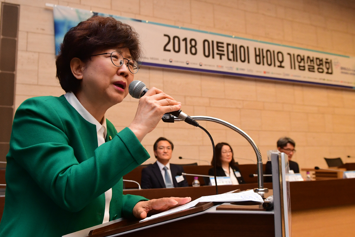 ▲국회 보건복지위원회 자유한국당 박인숙 의원이 3일 서울 중구 대한상공회의소에서 열린 2018 이투데이 바이오 기업설명회에서 격려사를 하고 있다. 이날 행사에서 이투데이는 “바이오산업의 꽃 ‘바이오의약품’, 퍼스트무버를 향해-한국형 바이오 블록버스터를 만들자”를 슬로건으로 참석자들에게 유망 바이오 벤처 발굴과 투자유치를 위한 기회를 공유했다. 고이란 기자 photoeran@