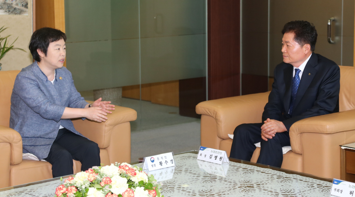 ▲4일 서울 중구 농협중앙회에서 황수경 통계청장(왼쪽)과 김병원 농협중앙회장이 업무협약 내용을 논의하고 있다.(통계청)