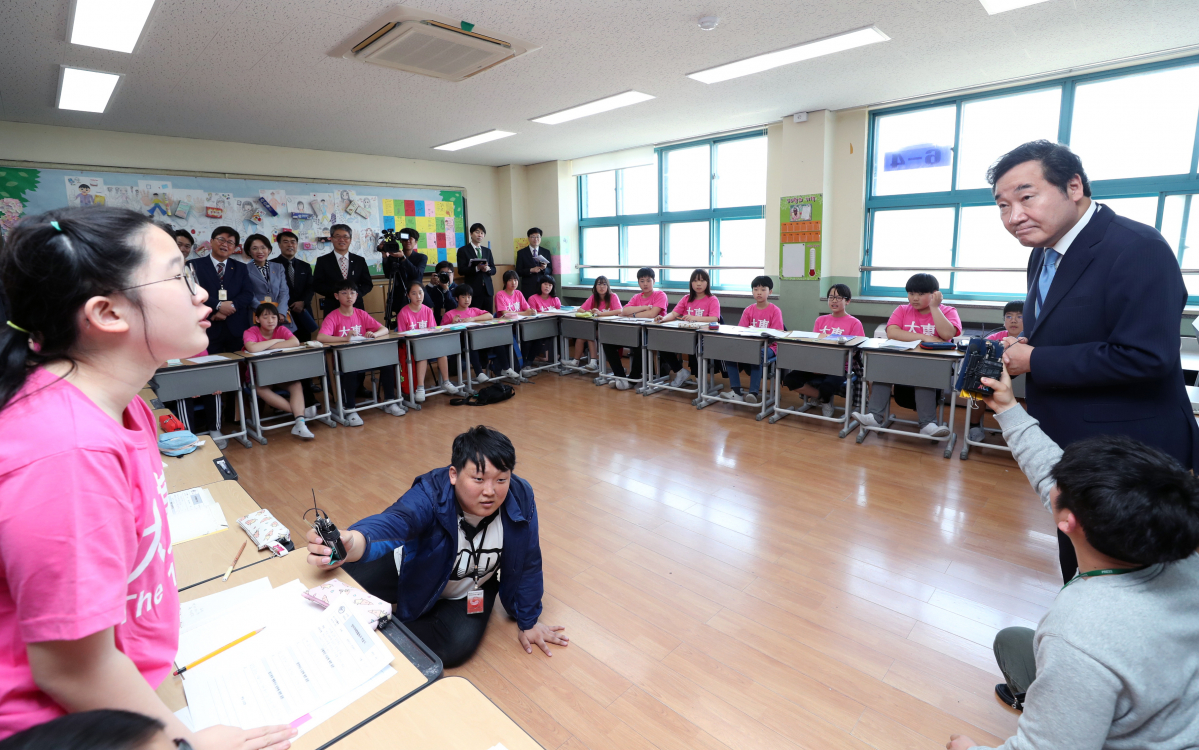 ▲어린이날을 하루 앞둔 4일 오전 이낙연 총리가 세종시 조치원대동초등학교를 방문, 어린이의 질문을 듣고 있다.(연합뉴스)