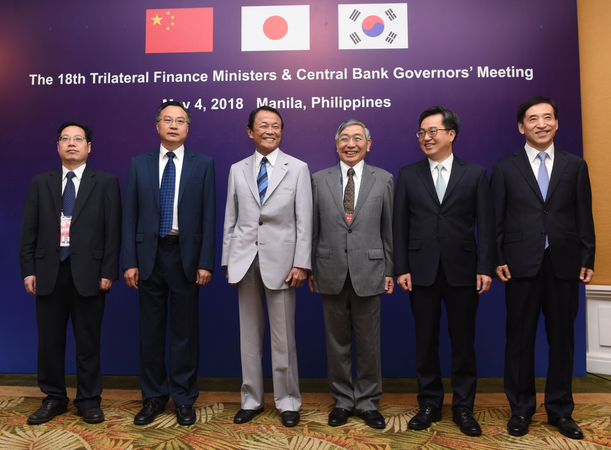 ▲4일 필리핀 마닐라 샹그릴라호텔에서 열린 한중일 재무장관 및 중앙은행총재 회의에 장 젠신 중국인민은행 심의관(왼쪽부터), 위 웨이핑 중국재무차관, 아소 다로 일본재무장관, 구로다 하루히코 일본중앙은행 총재, 김동연 부총리, 이주열 한국은행 총재가 참석해 단체사진을 찍고 있다.(기획재정부)