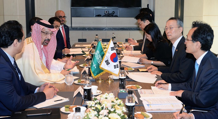 ▲백운규 산업통상자원부 장관이 4일 오전 서울 광화문 포시즌스호텔에서 알팔레 사우디 에너지산업광물자원부 장관 일행과 양국 간 협력방안 등을 논의하고 있다.(연합뉴스)