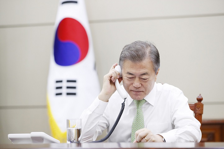 ▲문재인 대통령은 4일 오전 9시부터 35분간 쥐스탱 트뤼도 캐나다 총리와 전화 통화를 하고 남북정상회담 결과와 최근의 토론토 차량 돌진 사건에 대해 논의했다.(사진제공=청와대)