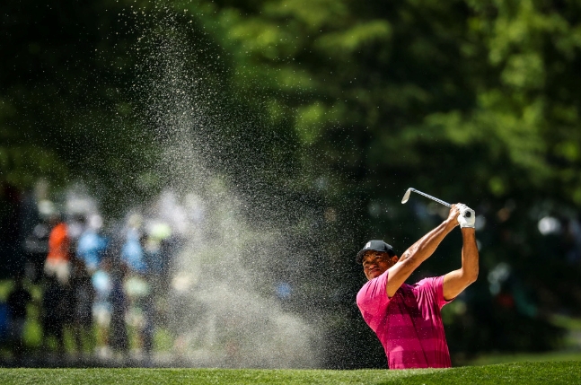 ▲타이거 우즈가 벙커샷을 하고 있다.(사진=PGA)