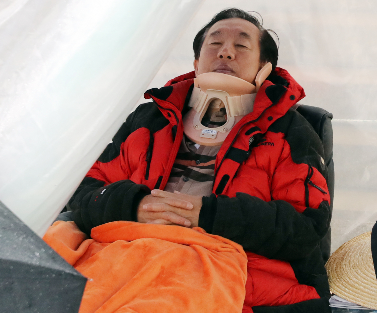 ▲국회 앞 계단에서 '드루킹 특검'을 요구하며 단식투쟁을 하다 전날 30대 남성으로부터 폭행을 당한 자유한국당 김성태 원내대표가 6일 국회 농성장으로 돌아와 단식투쟁을 이어가고 있다.(사진제공=연합뉴스)