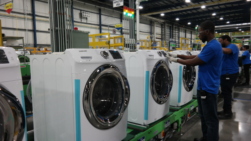 ▲미국 사우스 캐롤라이나주 뉴베리카운티에 위치한 삼성전자 생활가전 공장에서 직원들이 세탁기를 생산하고 있다.(사진제공=삼성전자)