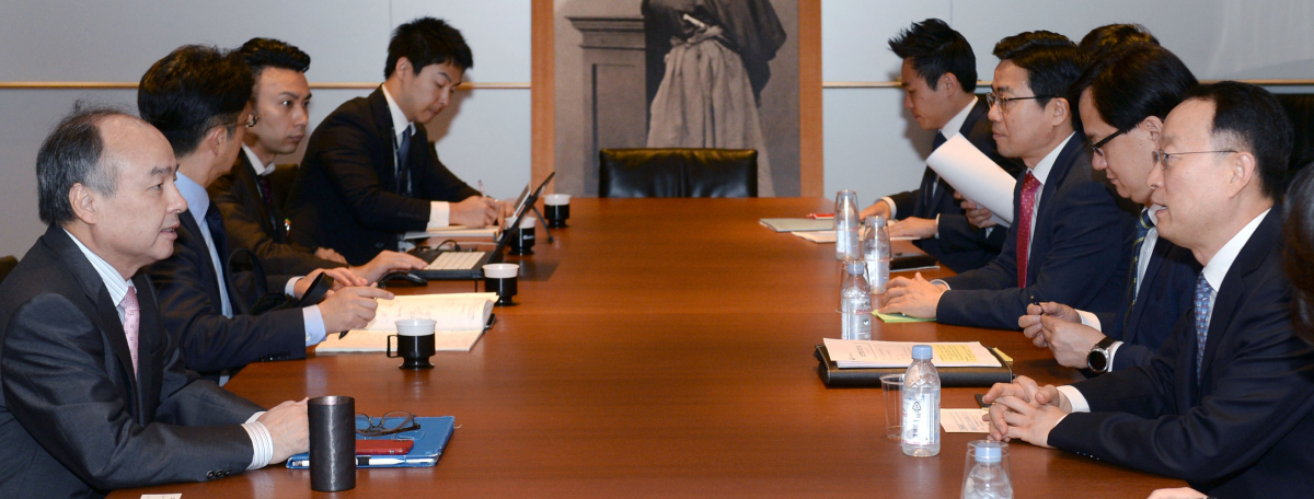 ▲8일 백운규 산업통상자원부 장관(오른쪽 첫번째줄)과 손정의 소프트뱅크 회장(왼쪽 첫번째 줄) 등이 소프트뱅크 본사 동북아 슈퍼그리드 등에 대해 이야기를 나누고 있다.(산업통상자원부)