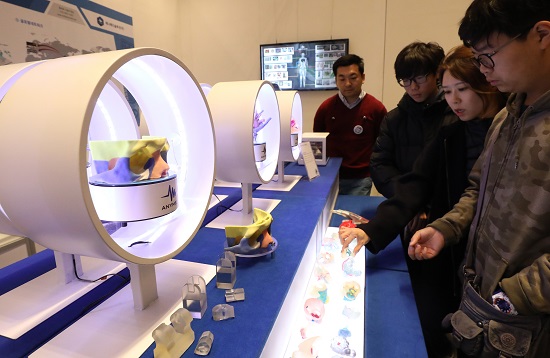 ▲지난해 11월 16일 서울 강남구 코엑스에서 열린 '대한민국 산업기술 R&D대전'을 찾은 관람객들이 의료용 3D 프린터기를 살펴보고 있다.(뉴시스)