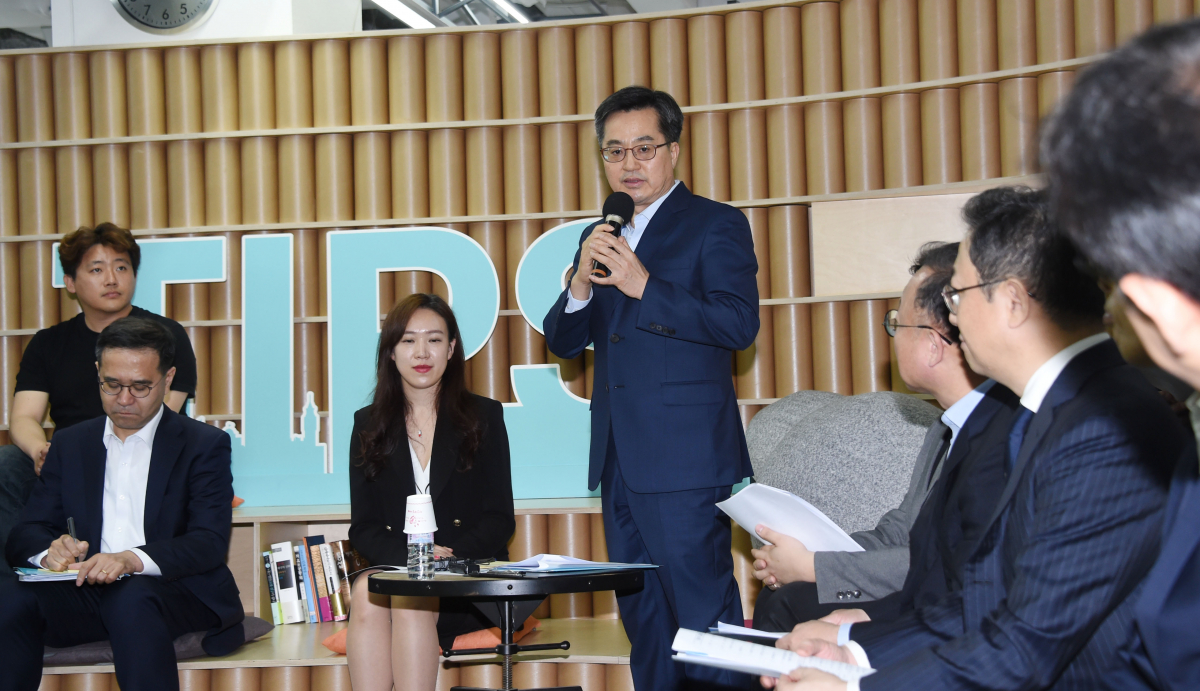 ▲8일 서울 역삼동 팁스타운에서 김동연 부총리(가운데)가 청년 창업자들과 대화를 나누고 있다.(사진제공=기획재정부)
