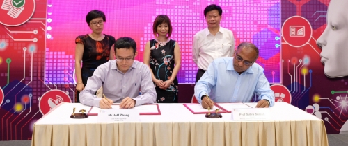 ▲중국 알리바바의 장첸펑(맨 앞 왼쪽) CTO와 싱가포르 난양기술대학(NTU)의 수브라 수레쉬 총장이 2월 28일(현지시간) 공동 AI R&amp;D센터 설립 행사에서 계약서에 서명하고 있다. 제공=NTU
