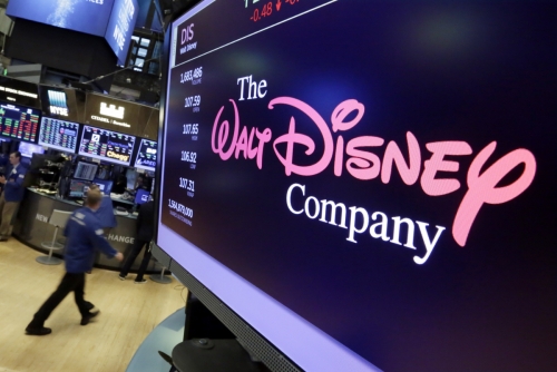 ▲미국 뉴욕증권거래소 화면에 디즈니 로고가 나타나 있다. 8일(현지시간) 디즈니는 영화 사업의 성공에 힘입어 예상보다 높은 1분기 실적을 발표했다. 뉴욕/AP뉴시스
