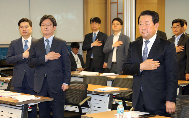 ▲바른미래당 박주선 공동대표와 유승민 공동대표가 9일 오전 국회 의원회관에서 열린 '문재인 정부 아마추어 국정운영 1년 평가 토론회'에서 국기에 대한 경례를 하고 있다. 2018.5.9(연합뉴스)