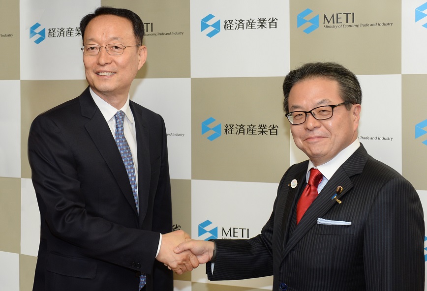 ▲백운규 산업통상자원부 장관이 8일 오후 일본 동경 경제산업성에서 세코 히로시게 일본 경제산업성 대신과 한일 산업통상장관 회담을 하기에 앞서 악수하고 있다.(사진제공=산업통상자원부)