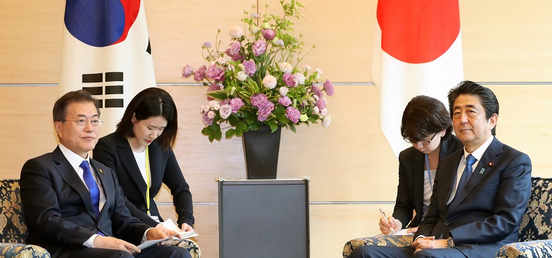 ▲문재인이 대통령과 아베 신조 일본 총리가 9일 오후 일본 도쿄 총리관저에서 열린 한·일 정상회담에 앞서 생각에 잠겨있다.(연합뉴스)