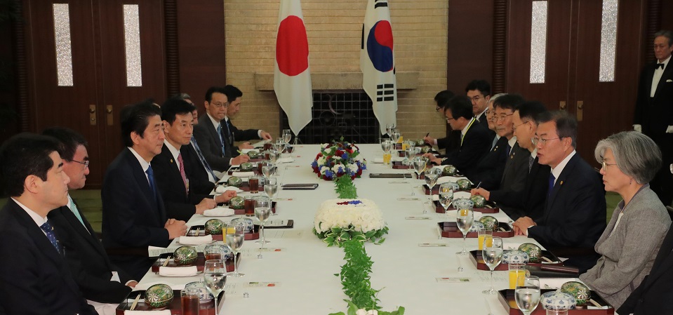 ▲문재인 대통령이 9일 오후 일본 도쿄 총리공관에서 아베 신조 일본 총리와 오찬을 하고 있다.(연합뉴스)