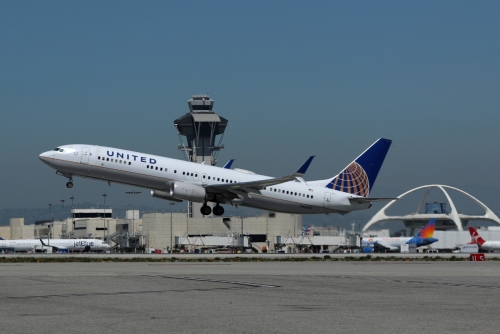 ▲유나이티드항공의 보잉737-900ER 항공기가 로스엔젤레스 국제공항에서 이륙하고 있다. 유나이티드항공을 비롯한 글로벌 항공업체들이 첨단 IT기술을 활용해 수익성 개선에 나서고 있다. 로스엔젤레스/로이터연합뉴스
