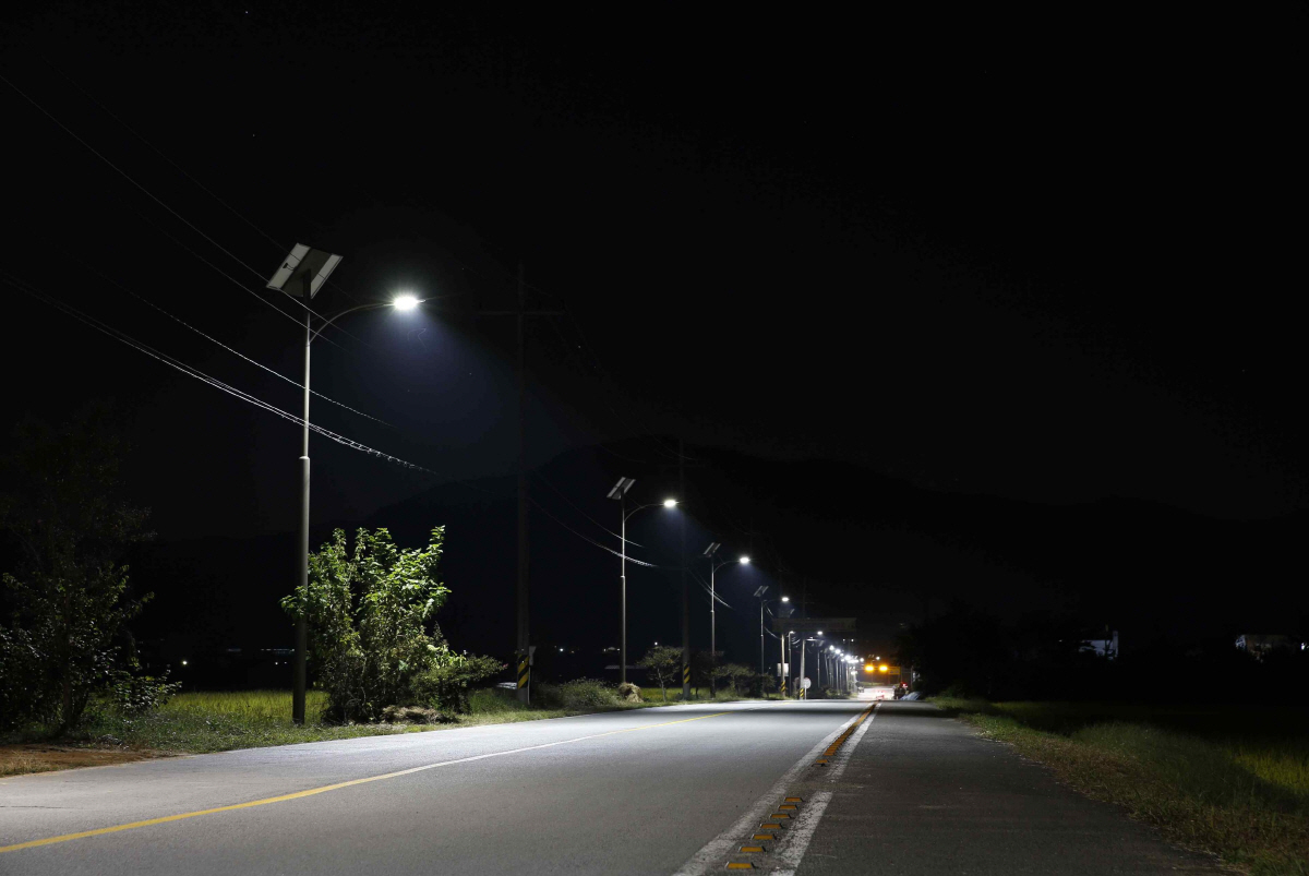 ▲한국수력원자력이 설치한 경주의 태양광 안심가로등 모습. 제공=한수원