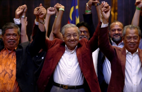 ▲마하티르 모하마드(가운데) 전 말레이시아 총리가 10일(현지시간) 기자들 앞에서 총선 승리를 선언하고 있다. 프탈링자야/로이터연합뉴스
