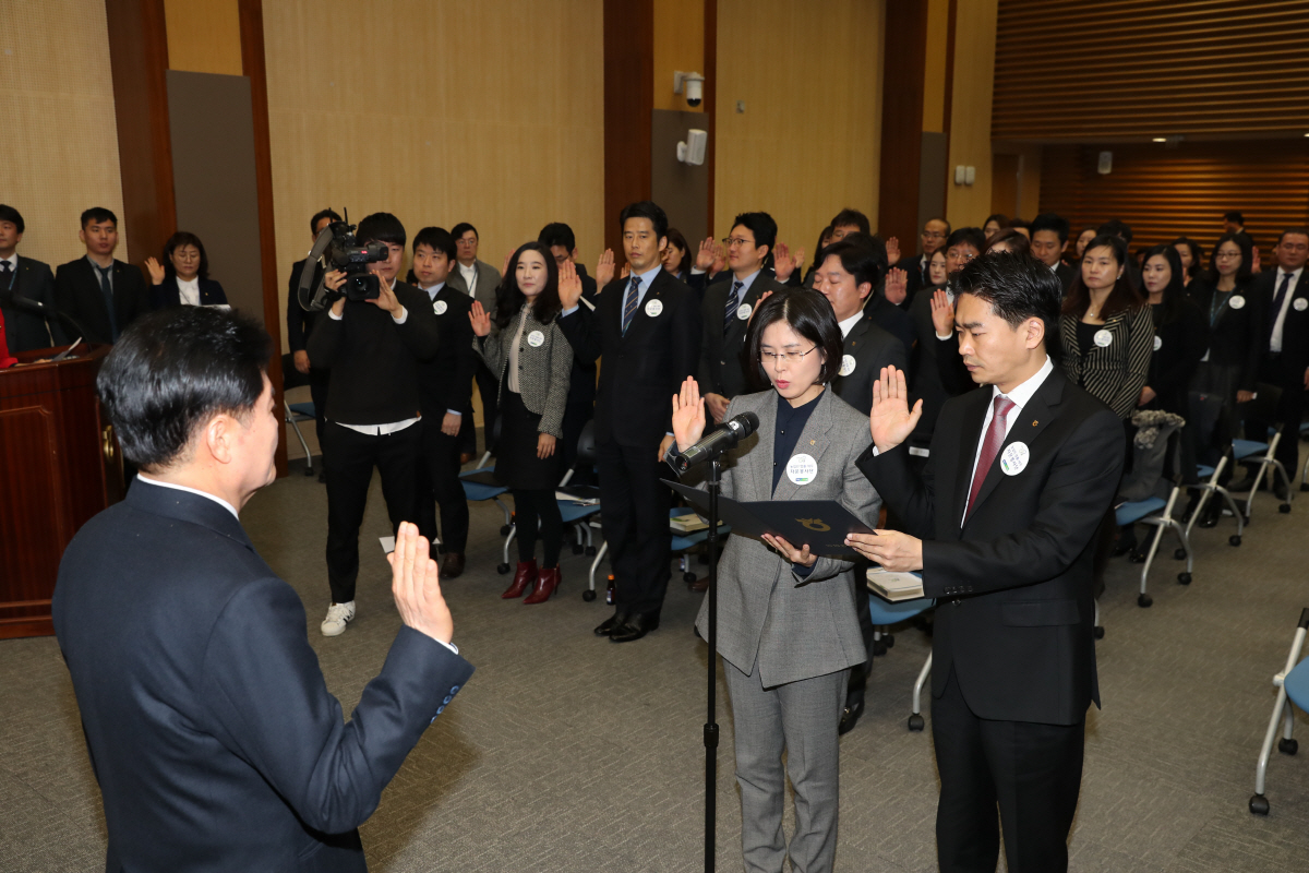 ▲서울 중구 농협중앙회 신관 대회의실에서 열린 ‘범농협 농업인 법률·세무 자문봉사단 발대식’에서 자문봉사단 대표들이 선서를 하고 있다.  사진제공 농협중앙회