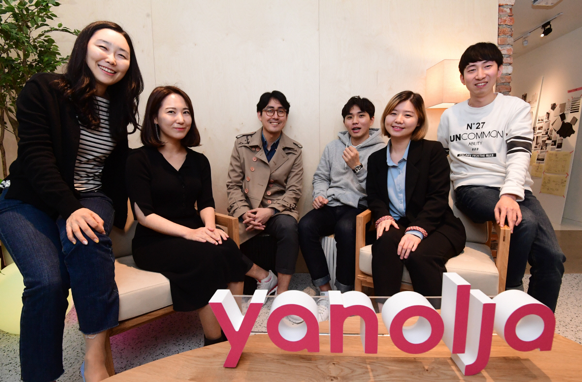 ▲지난달 서울 강남구 본사에서 만난 야놀자 임직원들은 회사가 단시간에 국내를 넘어 글로벌 기업으로 발돋움할 수 있었던 배경에는 회사의 가족친화 제도가 자리하고 있었다고 입을 모았다. 회사가 임직원과 가족들의 ‘휴식’을 확실히 보장해주면서 창의성과 생산력을 제고했기에 조직 전체로선 성장 가도를 ‘쉴 틈 없이’ 달려올 수 있었다는 의미다. 고이란 기자 photoeran@