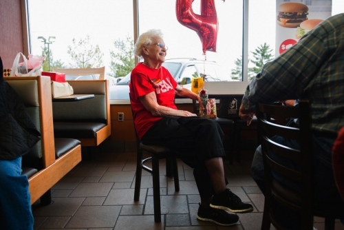 ▲지난해 3월 40년 이상 맥도날드에서 근무한 94세 로레인 마우러가 미국 인디애나주 에번즈빌의 맥도날드 매장에 앉아 있다. 지난해 미국 정부에 따르면 65세 이상 미국인의 19%만 일하고 있는 것으로 조사됐다. 인디애나/AP뉴시스
