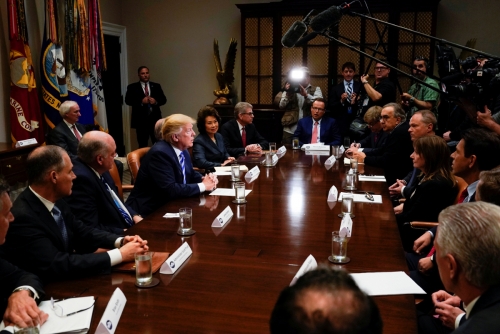 ▲도널드 트럼프(왼쪽 가운데) 미국 대통령이 11일(현지시간) 백악관에서 자동차 업체 임원들과 회동하고 있다. 워싱턴/로이터연합뉴스
