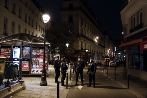 ▲프랑스 파리에서 12일(현지시간) 괴한의 칼부림으로 범인 포함 2명이 사망하고 4명이 부상하는 사고가 발생한 가운데 경찰이 현장을 지키고 있다. 파리/EPA연합뉴스
