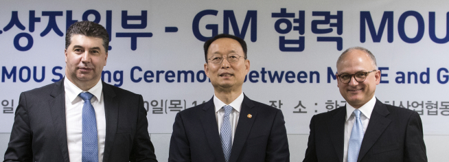 ▲서울 한국자동차산업협동조합에서 10일 열린 산업통상자원부-GM협력 MOU체결에서 백운규(가운데) 산업통상자원부 장관과 배리 엥글(오른쪽) GMI사장, 카허 카젬 한국지엠 사장이 MOU체결 후 기념촬영을 하고 있다. (연합뉴스)