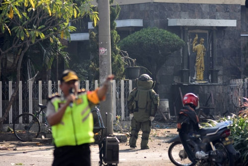 ▲인도네시아 수라바야 시내에서 13일(현지시간) 연쇄 폭탄 테러가 일어난 가운데 폭발물처리반 요원이 사고 현장을 살펴보고 있다. 수라바야/로이터연합뉴스
