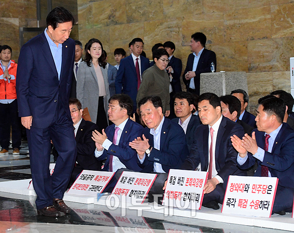 ▲성태 자유한국당 원내대표가 14일 오전 서울 여의도 국회 본회의장 앞에서 열린 비상 의원총회에 의원들의 박수를 받으며 참석하고 있다. 고이란 기자 photoeran@