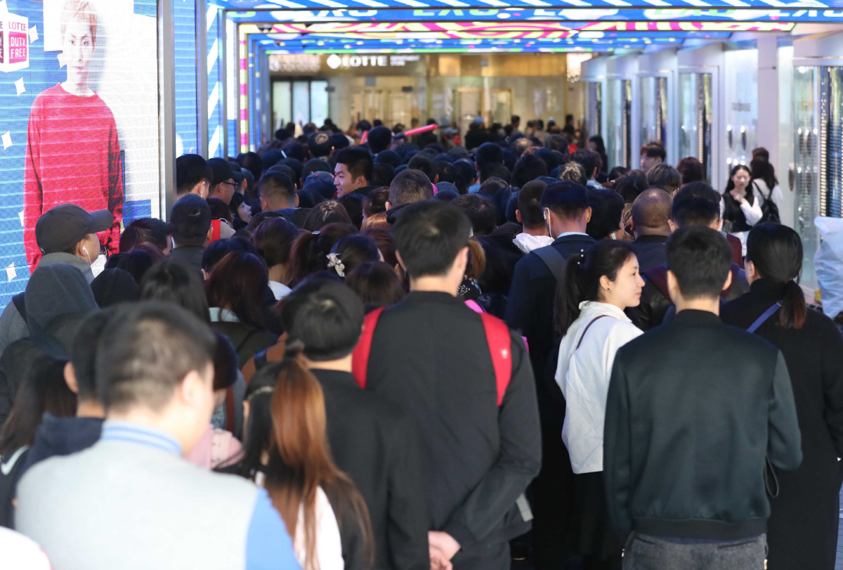 ▲지난달 25일 서울의 한 면세점 앞에서 외국인 관광객들이 면세점 개장을 줄서서 기다리고 있다.[뉴시스]