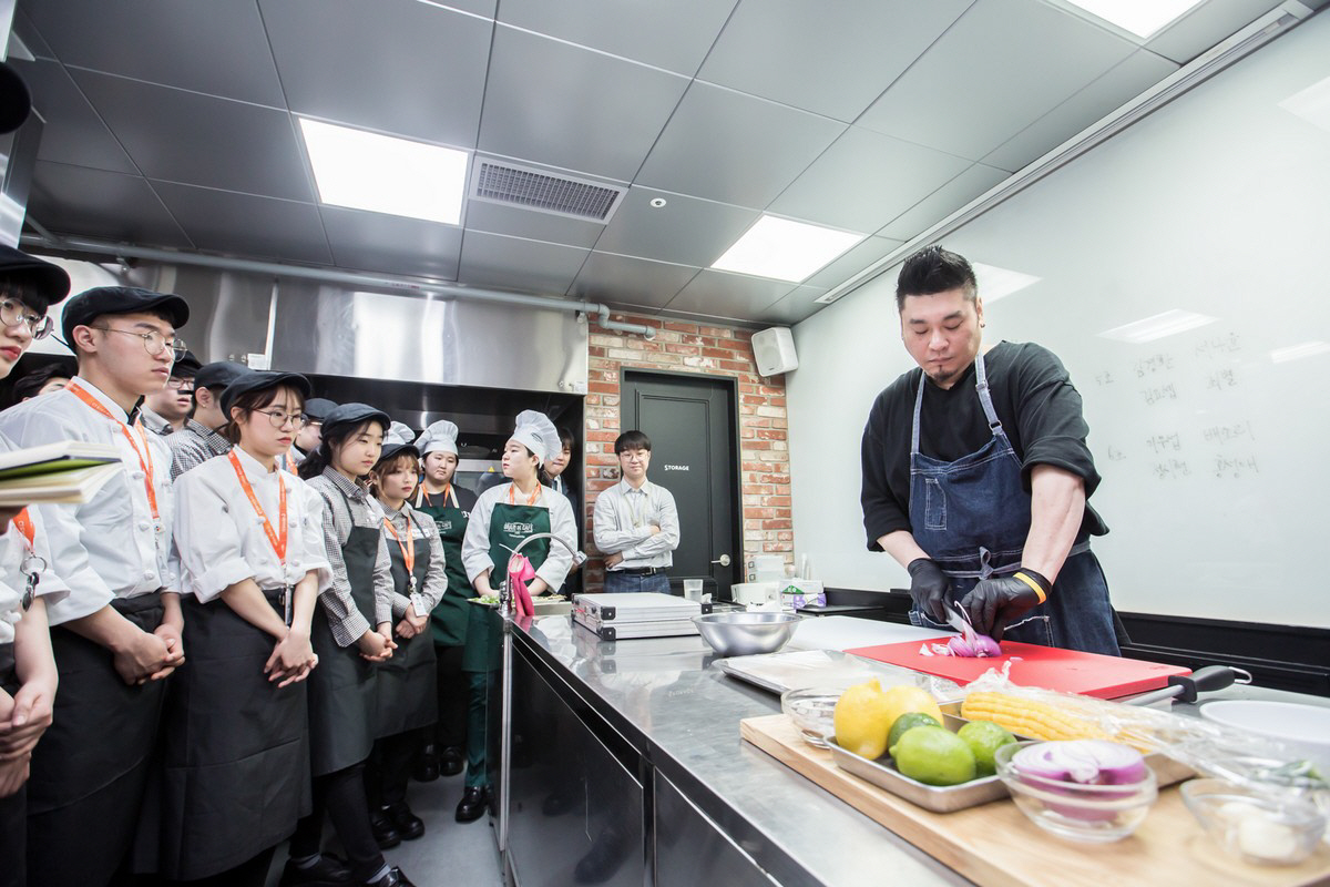 ▲지난달 24일 서울 가산동에서 진행된 CJ꿈키움아카데미 요리부문 특강에서 강연자로 참석한 레이먼 킴 셰프가 요리 시연을 하고 있다. 사진제공 CJ그룹
