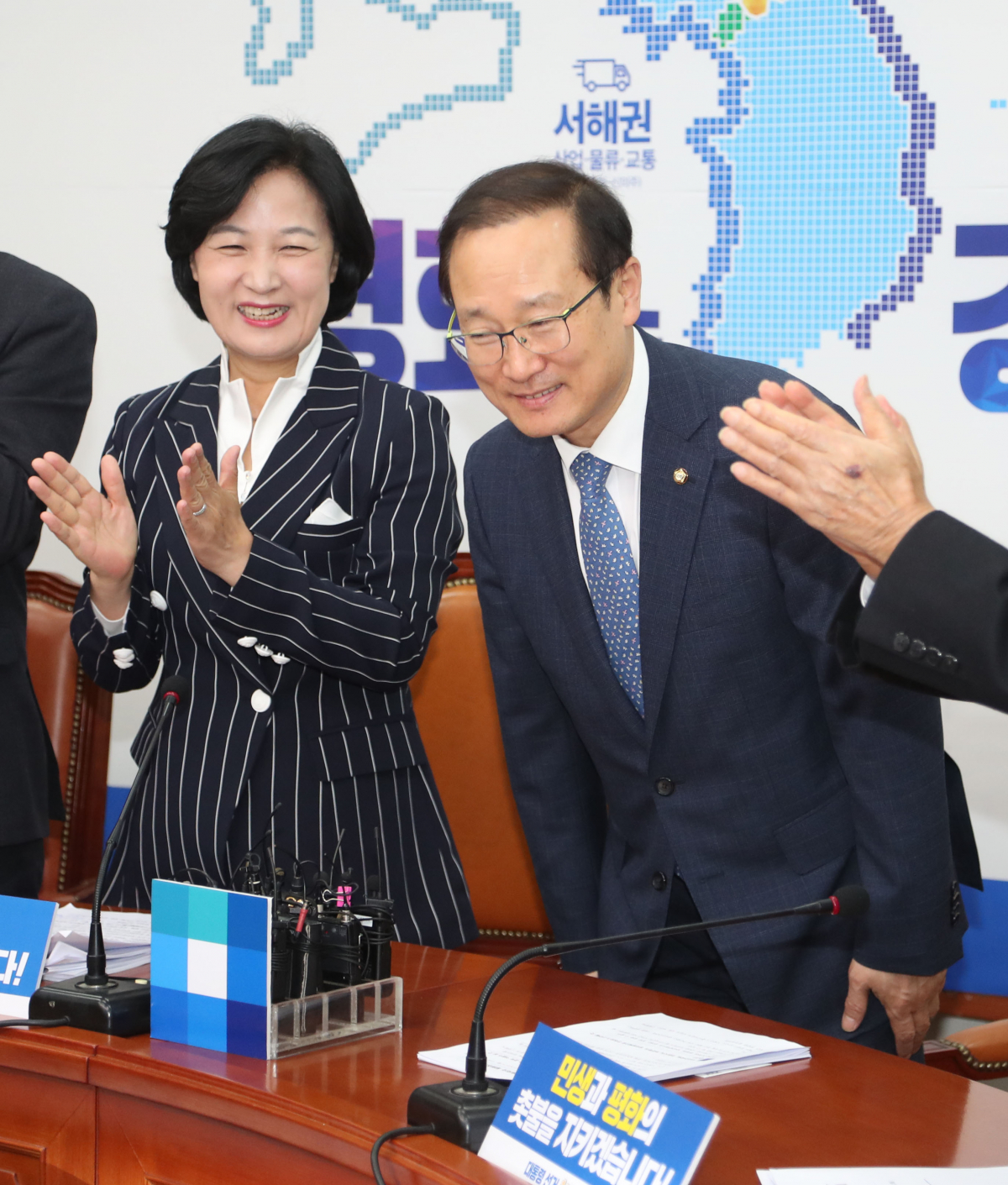 ▲더불어민주당 홍영표 신임 원내대표가 14일 오전 국회에서 열린 최고위원회의에서 인사하고 있다. (연합뉴스)