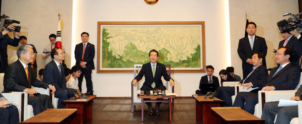 ▲정세균 국회의장과 여야 교섭단체 원내대표들이 14일 국회의장실에서 열린 정례회동에서 현안을 논의하고 있다. 왼쪽부터 바른미래당 김동철, 더불어민주당 홍영표, 정세균 국회의장, 자유한국당 김성태, 평화와 정의 노회찬 원내대표.  (연합뉴스)