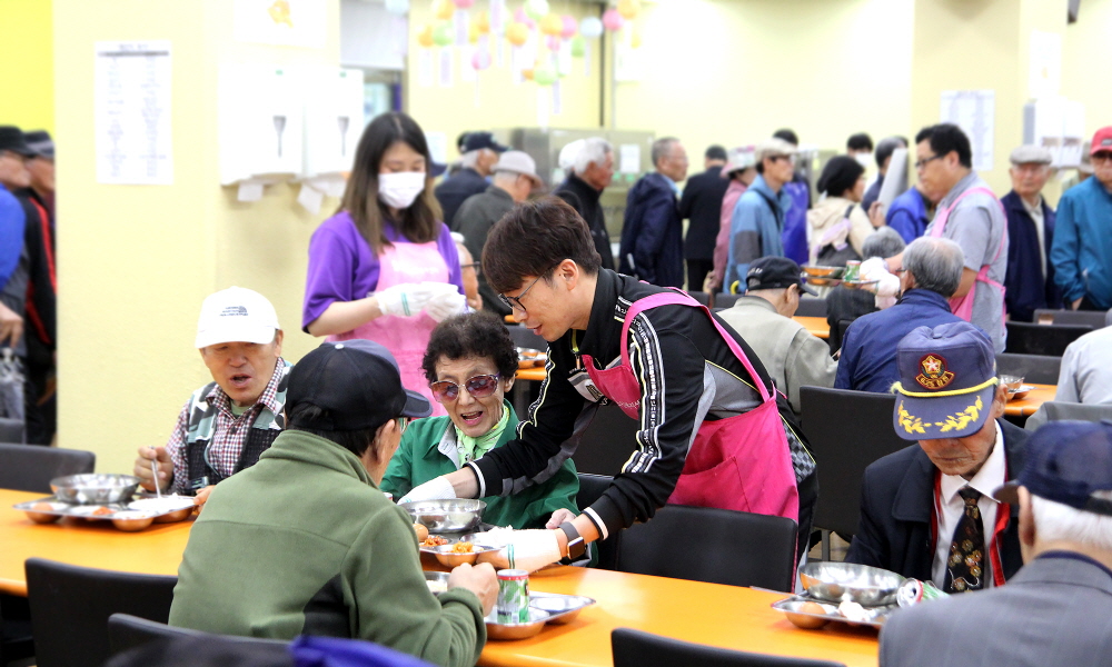 ▲한컴그룹 임직원들이 서울 종로구 서울노인복지센터를 찾아 무료급식 봉사활동을 진행하고 있다. (한글과컴퓨터그룹)