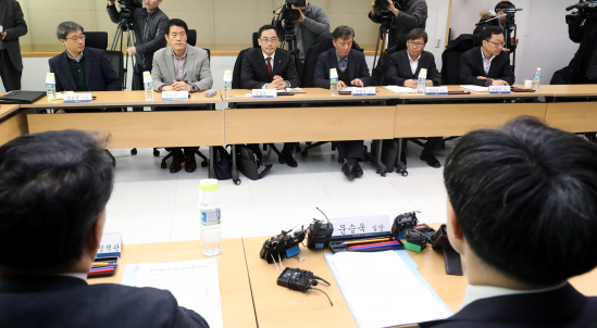 ▲1월 26일 서울 강남구 역삼동 한국기술센터에서 열린 미국 세탁기 세이프가드 관련 민관대책회의에서 삼성전자, LG전자 관계자들이 문승옥 산업통상자원부 산업기반실장의 인사말을 듣고 있다.(뉴시스)