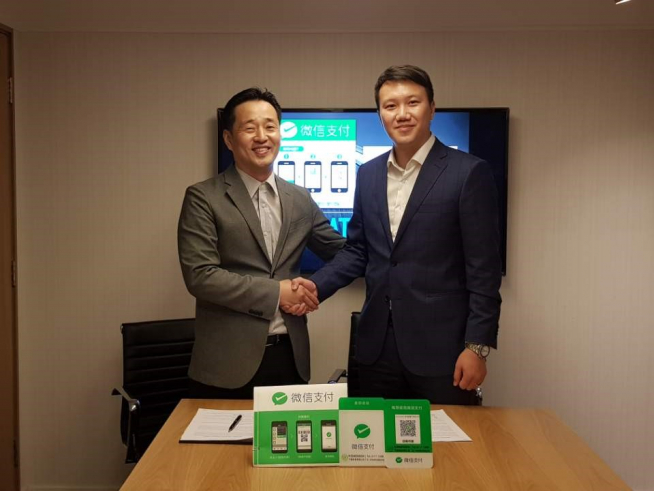 ▲포티스는 지난 11일 홍콩 증시 상장업체인 슌텐 인터내셔널과 텐센트 위챗페이 기반의 이커머스 사업을 위한 MOU를 체결했다.<왼쪽부터 포티스 정대영 부사장, Shunten International Tony Ling 대표>(사진 = 포티스)