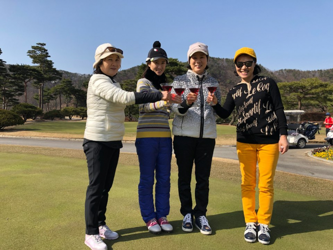 ▲하루에 홀인원을 두번 기록한 김혜옥과 동반자들 천룡CC회원