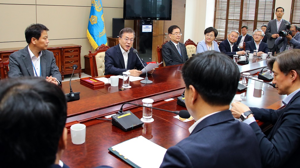 ▲문재인 대통령이 14일 오후 청와대 여민관에서 열린 수석ㆍ보좌관회의를 주재하고 있다.(연합뉴스)