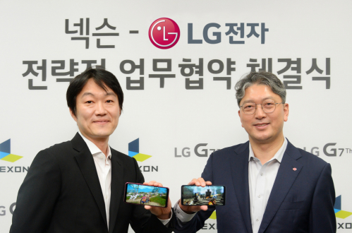 ▲이상규 LG전자 한국모바일그룹장 부사장(오른쪽)과 이정헌 넥슨 대표(왼쪽)이 LG G7 씽큐로 카이저 게임을 소개하고 있다. (사진제공=LG전자)