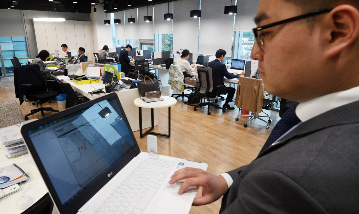 ▲경기도 성남시 판교 미래에셋센터 내 위치한 ‘IWC1’은 기존 영업장의 개념을 바꾼 복합점포로, 미래에셋 영업 활동의 전진기지이다. 기업은 물론 개인 고객까지, 은행과 증권의 다양한 금융상품을 한 번에 취급하고 있어 높은 시너지를 발휘한다. 오승현 기자 story@