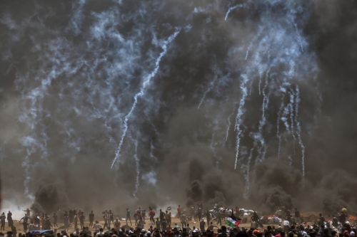 ▲14일(현지시간) 가자지구 팔레스타인 시위대를 향해 이스라엘군이 최루탄을 쏘고 있다. 예루살렘/EPA연합뉴스
