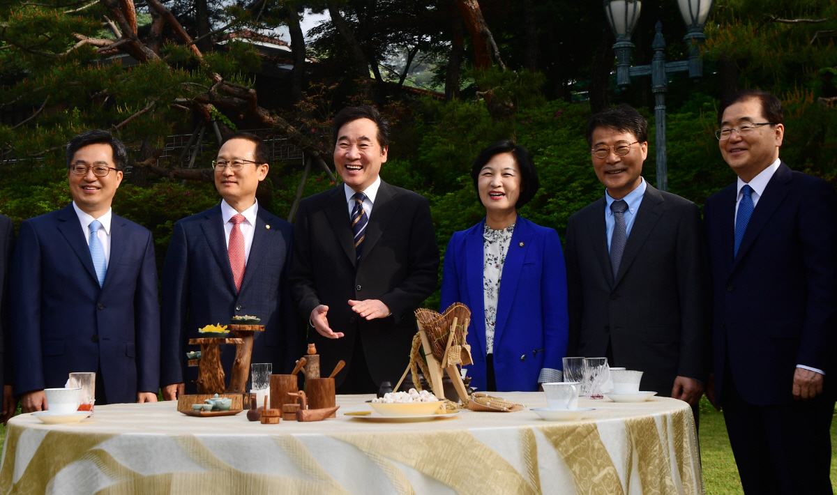 ▲이낙연 국무총리가 15일 오전 서울 종로구 삼청동 총리공관에서 열린 고위당정청협의회에서 참석자들과 기념촬영을 하고 있다. 왼쪽부터 김동연 경제부총리 겸 기획재정부장관, 홍영표 더불어민주당 원내대표, 이 총리, 추미애 더불어민주당 대표, 장하성 청와대 정책실장, 정의용 국가안보실장.  고이란 기자 photoeran@