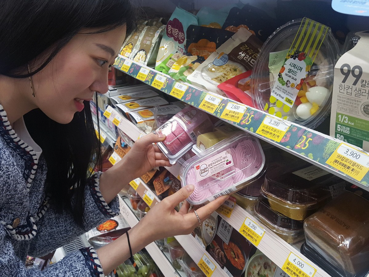 ▲한 여성 고객이 GS25에서 디저트 상품을 고르고 있다.