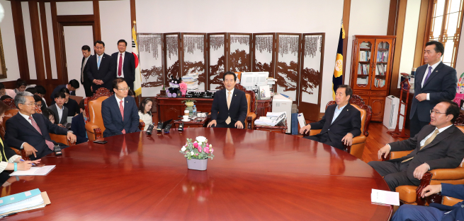 ▲정세균 국회의장과 여야 교섭단체 원내대표들이 15일 오전 국회에서 회동하고 있다.   왼쪽부터 바른미래당 김동철, 더불어민주당 홍영표, 정세균 국회의장, 자유한국당 김성태, 평화와 정의 노회찬 원내대표. 2018.5.15(연합뉴스)